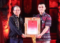 Gubernur Koster Bersama Wagub Cok Ace Berikan Budayawan dan Seniman Penghargaan Bali Jani Nugraha Serta Penghargaan Dharma Kusuma Berikan Penghargaan