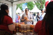 Putri Koster Apresiasi Pekenan Galungan dan Kuningan yang Digelar FKLJK Bali Peken