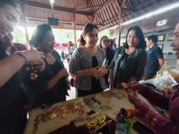 Tekan Laju Inflasi, Ayu Kristi Arya Wibawa Hadiri Pasar Murah Banjar Dajan Tangluk Pasar Murah