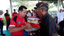 Serahkan 10 Ton Pupuk Kompos, Bupati Suwirta Ajak Petani Komitmen Garap Pertanian Organik Pupuk