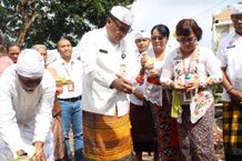 Sekda Alit Wiradana Hadiri Prosesi Mulang Dasar Renovasi Rumah Berdaya Denpasar Rumah Berdaya