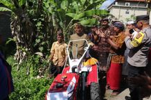 Dukung Ketahanan Pangan, Sekda Adi Arnawa Serahkan Bantuan Traktor Kepada Petani Traktor