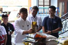 Wawali Arya Wibawa Tinjau Pelaksanaan Operasi Pasar Murah di Banjar Tampakgangsul Pasar Murah