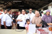 Tekan Laju Inflasi, Wawali Arya Wibawa Tinjau Pelaksanaan Pasar Murah di Banjar Cemara Agung Pasar Murah