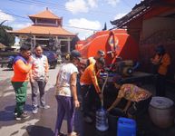 Wabup Kasta Tinjau Pendistribusian Air Bersih di Desa Adat Anjingan Getakan Air Bersih