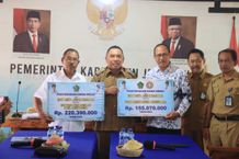 Pemkab Jembrana Serahkan Hibah kepada PGRI dan Dewan Pendidikan Dana HIbah