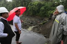Akses Lumpuh, Bupati Suwirta Tinjau Jembatan Penghubung Antar Kabupaten Putus Jembatan Putus