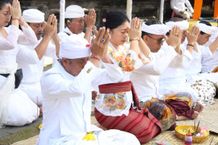 Wali Kota Jaya Negara dan Ketua WHDI Kota Denpasar Melaksanakan Persembahyangan di Pura Luhur Candi Narmada Pura Luhur Candi Narmada
