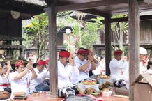 Bupati Sanjaya Laksanakan Sembahyang Purnama di Padmasana Kantor Bupati dan Pura Luhur Batukau Sembahyang Purnama
