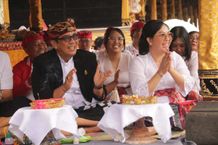 Haturkan Bhakti Penganyar, Bupati Sanjaya dan Ny. Rai Wahyuni Sanjaya Serta Jajaran Pemkab Tabanan Tangkil ke Pura Mandhara Giri Semeru Agung Semeru Agung