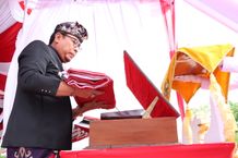 Wawali Arya Wibawa Pimpin Apel Penurunan Bendera Peringatan HUT Ke-78 Proklamasi Kemerdekaan RI di Kota Denpasar Penurunan Bendera
