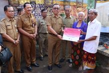 Wali Kota Jaya Negara Serahkan Tiga Bantuan Perbaikan Rumah Layak Huni Perbaikan Rumah Tidak Layak Huni