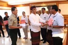 Wali Kota Jaya Negara Kembali Serahkan Bantuan Sosial Pasca Bencana Kepada 10 Orang Masyarakat yang Terkena Musibah Bantuan Sosial Pasca Bencana