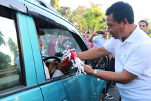 PJ Bupati Lihadnyana Bagikan Ribuan Bendera Merah Putih Kepada Pengguna Jalan PJ Bupati Lihadnyana