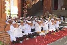 Bertepatan dengan Purnama Katiga, Wawali Arya Wibawa Hadiri Piodalan di Padmasana DPRD Kota Denpasar Wakil Wali Kota Denpasar