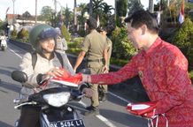 Bangkitan Rasa Nasionalisme, Bupati Suwirta Bagikan 1.000 Bendera Merah Putih Bendera Merah Putih
