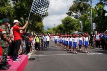 Lepas Gerak Jalan 8 KM Tingkat SD, Sekda Suyasa Harap Peserta dapat Bangkitkan Kembali Jiwa Patriotisme Gerak Jalan