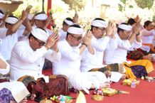 Jajaran Pemkot Ngaturang Bhakti Pujawali di Pura Praja Natha Kantor Wali Kota Denpasar Serangkaian Pujawali