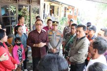 Wali Kota Jaya Negara Tinjau Korban Kebakaran di Kawasan Banjar Babakan Sari Wali Kota Jaya Negara