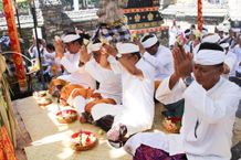 Puncak Pujawali di Pura Dalem Sakenan saat Hari Suci Kuningan, Ida Bhatara Nyejer Hingga 15 Agustus Pura Dalem Sakenan