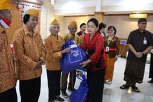 Ketua TP PKK Kota Denpasar Salurkan Bantuan 200 Paket Sembako Bantuan 200 Paket Sembako