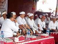 Ketua DPRD Tabanan dan Petinggi PDIP Tabanan Hadiri Karya Pedudusan Alit Ngusaba Desa Mapahayu Nini lan Masupati Awig di Desa Tangguntiti Karya Pedudusan Alit