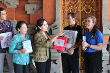 Ayu Kristi Arya Wibawa Salurkan Bantuan BKB KIT Stunting Bantuan BKB KIT Stunting