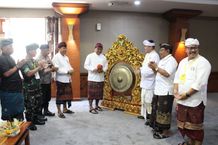 Sekda Alit Wiradana Buka Pesamuan Madia XII Pasemetonan Agung Nararya Dalem Benculuk Tegeh Kori Kota Denpasar Pesamuan Madya XII