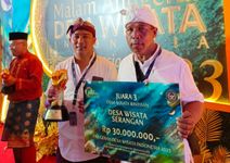 Desa Serangan Sukses Jadi Desa Wisata Terbaik III Nasional Kategori Desa Wisata Rintisan Menerima Penghargaan