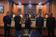 Rapat Paripurna DPRD Jembrana Tetapkan Dua Ranperda Jadi Perda, Bupati Tamba Beri Apresiasi Tetapkan Dua Ranperda
