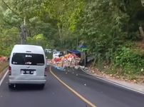 Truk Pengangkut Minuman Terguling Hingga Tabrak Tebing di Pancasari Truk Terguling