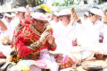 Wali Kota Jaya Negara Ngaturang Bhakti Pujawali di Pura Luhur Uluwatu Ngaturang Bhakti Pujawali