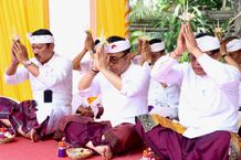 Wali Kota Jaya Negara Hadiri Piodalan Padmasana Dinas Perkim Kota Denpasar Wali Kota Denpasar