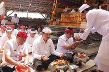 Nyaksi Ngenteg Linggih Pura Dalem Desa Adat Cekik, Bupati Sanjaya Apresiasi Konsep Yadnya yang Dijalankan Krama Nyaksi Ngenteg Linggih