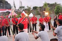 Nyalakan Api Obor Pawai Kemerdekaan, Bupati Bangli: Terus Jengah Bangun Bangli! Obor Bangli