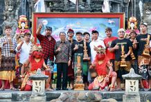 Gubernur Koster Serahkan Piala Gubernur Bali Kepada Pemenang Festival Layangan Bali 2023 Festival Layangan Bali 2023