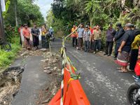 Tinjau Jalan Longsor di Jl. Raya Suweta – Ubud, Wagub Cok Ace Minta Segera Diperbaiki Tinjau Jalan Longsor