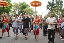 Buka Pawai Seni Budaya HUT Kota Negara, Wagub Cok Ace Harap Generasi Muda Bangkitkan Warisan Budaya Lokal Pawai Seni Budaya