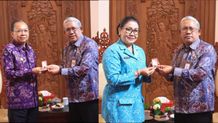 Gubernur Wayan Koster dan Putri Koster Raih Penghargaan Manggala Karya Kencana dari BKKBN Sebagai Pemimpin Penggerak Turunkan Stunting Raih Penghargaan