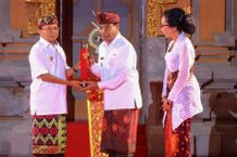Gubernur Koster Serahkan SK Perpanjangan Masa Jabatan Penjabat Bupati Buleleng Gubernur Koster