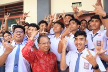 Ribuan Siswa SMA/SMK di Kabupaten Gianyar Antusias Sambut Gubernur Koster Gubernur Koster