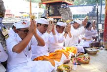 Wali Kota Jaya Negara Ngaturang Bhakti Pujawali di Pura Dalem Sakenan, Ida Bhatara Nyejer Hingga 15 Agustus Sakenan