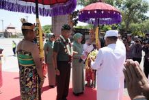 Disambut Tradisi Tepung Tawar, Mayjen TNI Harfendi Resmi Jabat Pangdam Udayana Tradisi tepung