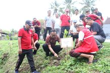 Sambut HUT Ke-78 Tahun Republik Indonesia, Kelurahan Penatih Gelar Bersih Sungai dan Penebaran Benih Ikan Nila HUT Ke-78 Tahun Republik Indonesia