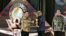 Wali Kota Jaya Negara Raih Penghargaan Upakarya Wanua Nugraha, Lengkapi Sukses Desa Tegal Harum Jadi Juara I Lomba Desa Tingkat Regional Wali Kota Jaya Negara