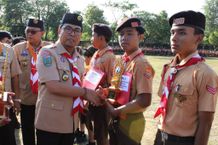 Wawali Arya Wibawa Pimpin Apel Peringatan Hari Pramuka Ke-62 di Kota Denpasar menyerahkan penghargaan