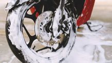 Mengawali Pekan dengan Motor Kinclong? Ini Tips Mencuci Motor yang Benar Cuci Motor
