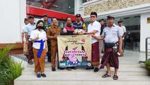 Sambut Hari Raya Galungan, Astra Motor Bali Bagikan 100 Paket Daging Babi ke Panti Asuhan dan Panti Wreda daging babi