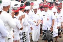 Bupati Sanjaya Mohon Kerahayuan Jagat di Pura Luhur Muncaksari, Sangketan Bupati Sanjaya