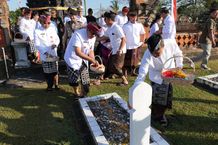 Peringatan Hari Jadi Ke-65 Provinsi Bali, Bupati Sanjaya Tabur Bunga di TMP Pancaka Tirta Peringatan Hari Jadi Ke-65 Provinsi Bali